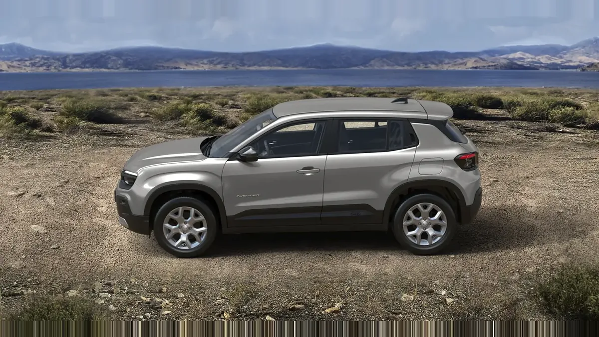 Jeep AVENGER E-HYBRID ALTITUDE en renting en Zaragoza — Trasera