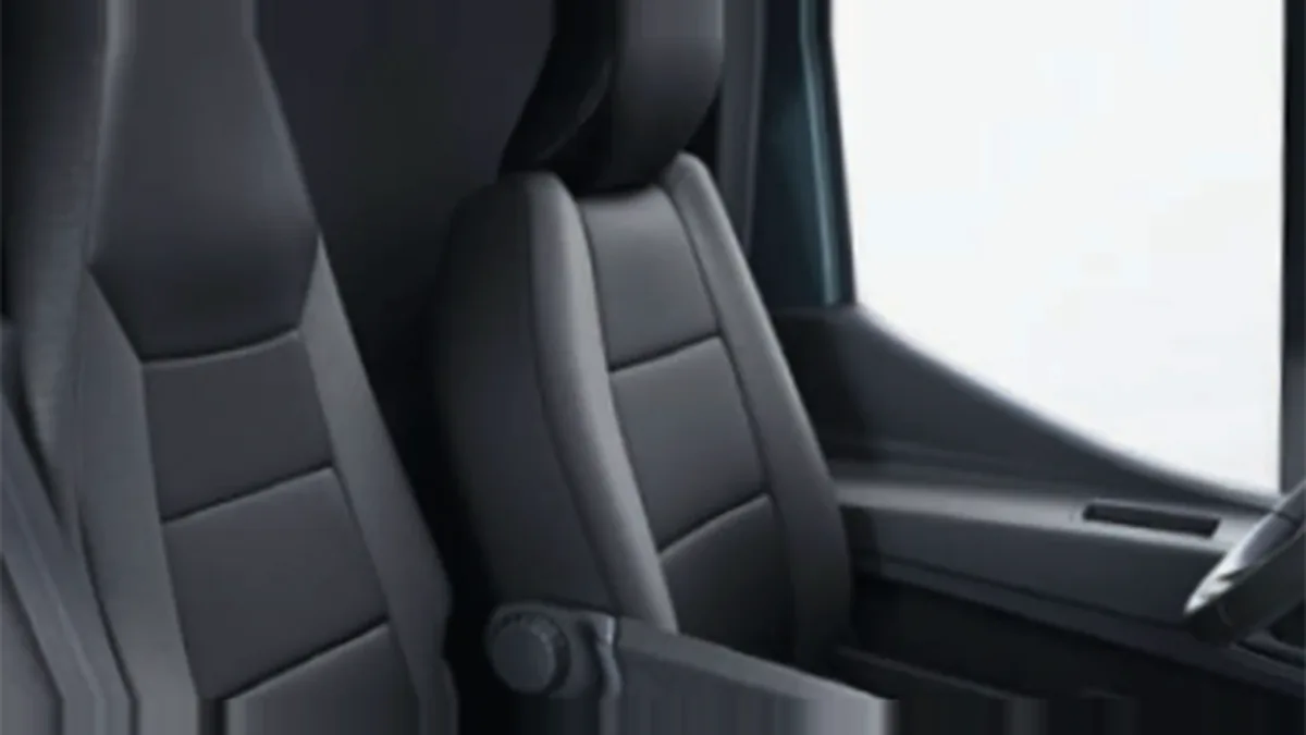 Nissan Interstar L2H2 3.5T 2.3dCi FWD Acenta en renting en Zaragoza — Interior