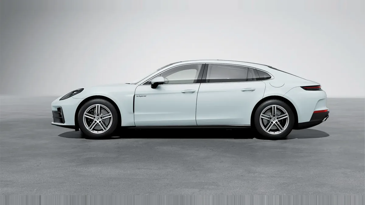Porsche Panamera 4 E-Hybrid Executive en renting en Zaragoza — Trasera
