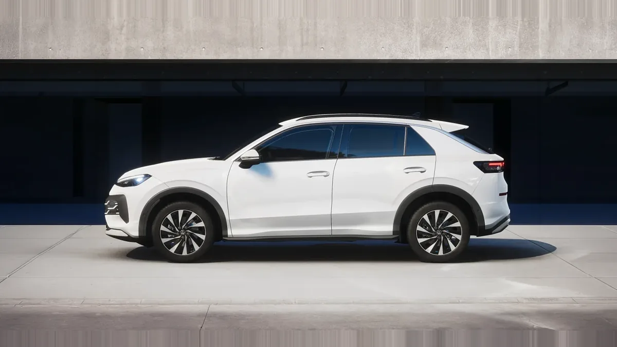 Volkswagen T-ROC Match 1.5 eTSI 85kW (116CV) DSG en renting en Zaragoza — Trasera