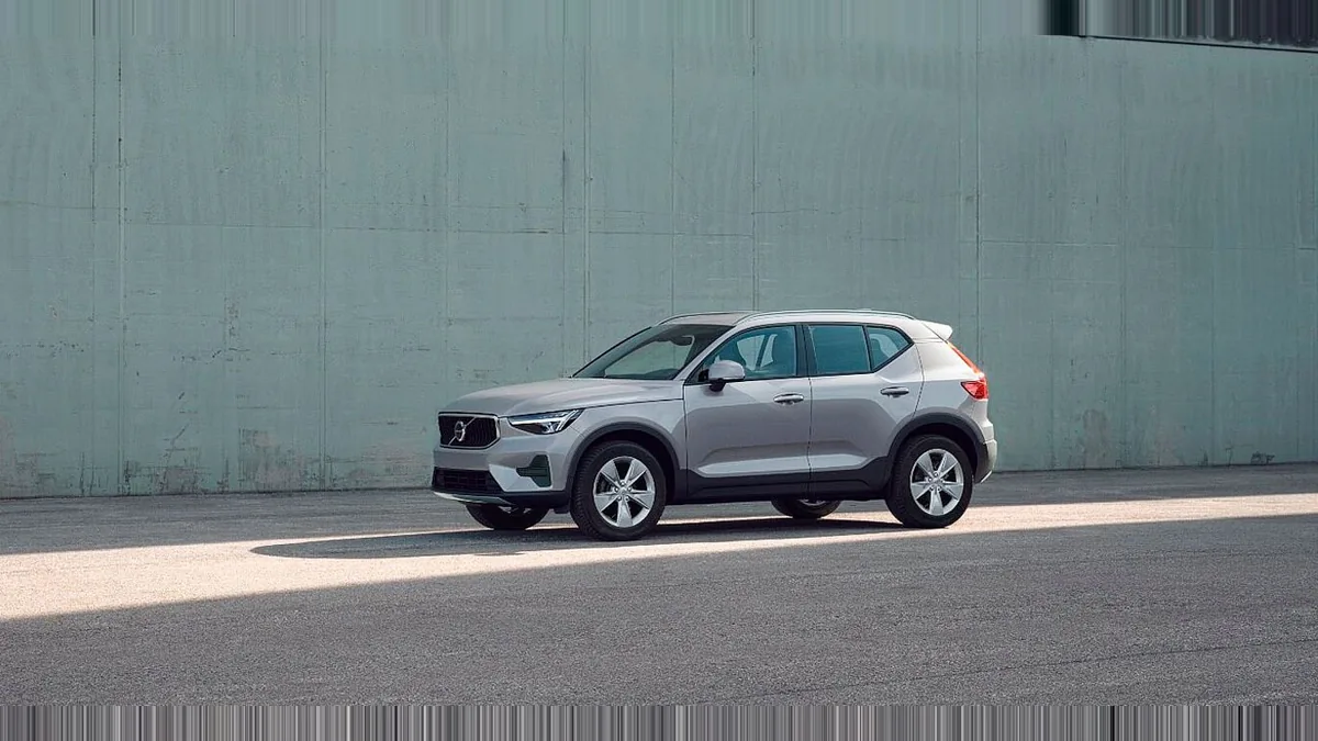 Volvo XC40 2.0 B3 Core G Auto en renting en Zaragoza — Trasera